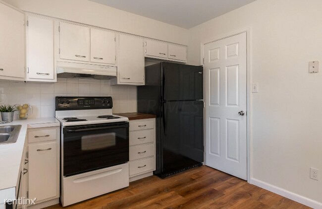 Building Photo - 2 br, 1.5 bath Townhome - 5068 cambrian drive