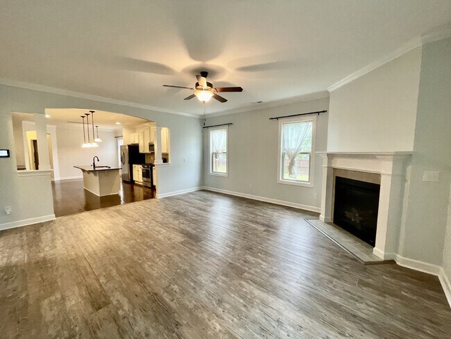 Building Photo - 5 bed, 3 bath Nest in Surrey Meadows