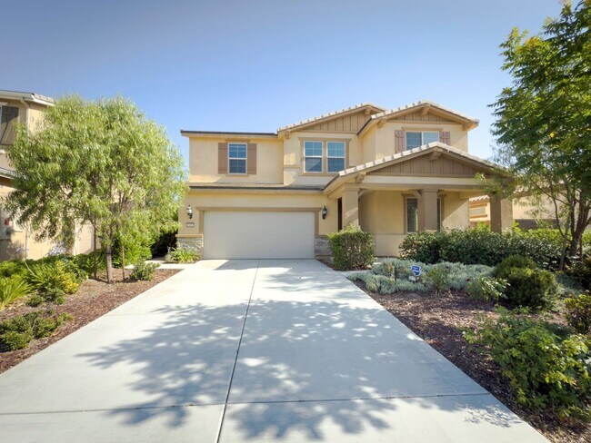 Foto del edificio - Beautiful 2 Story 5 Bedroom SOLAR Home + L...
