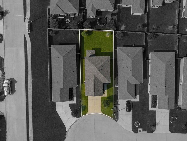 Foto del edificio - CUL-DE-SAC LIVING IN GRACE LANDING—JUST STEPS FROM THE PLAYGROUND & SPLASH PAD!