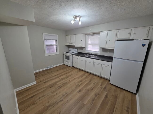 Foto del edificio - 4 bedroom HOUSE For RENT