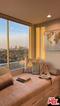 Building Photo - 818 N Doheny Dr