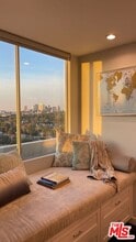 Building Photo - 818 N Doheny Dr