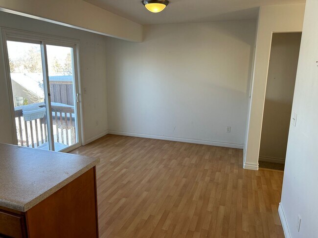 Building Photo - Great 2 Bed 2.5 Bath Draper Bench Condo