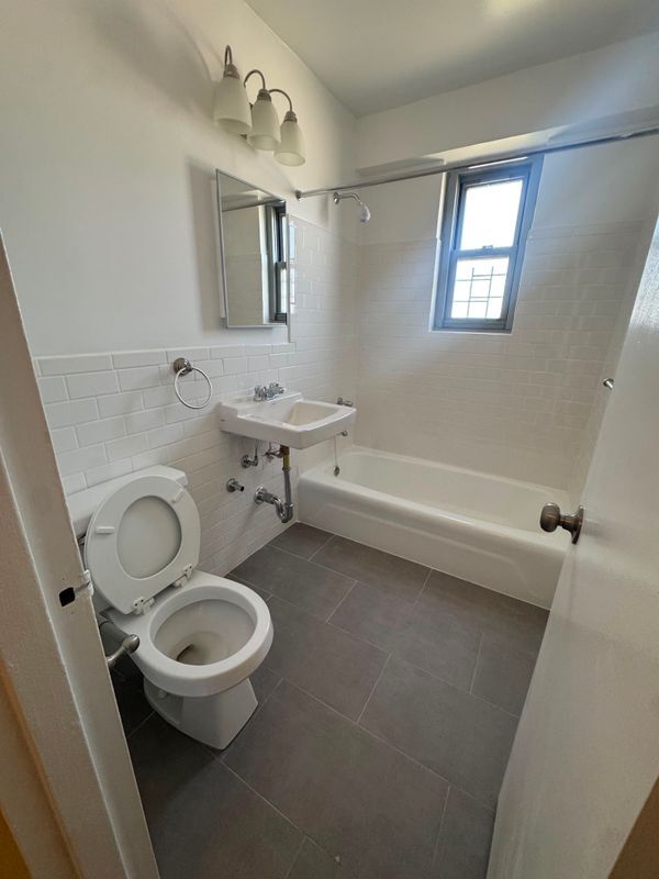 Building Photo - 4300 Hutchinson River Pkwy E