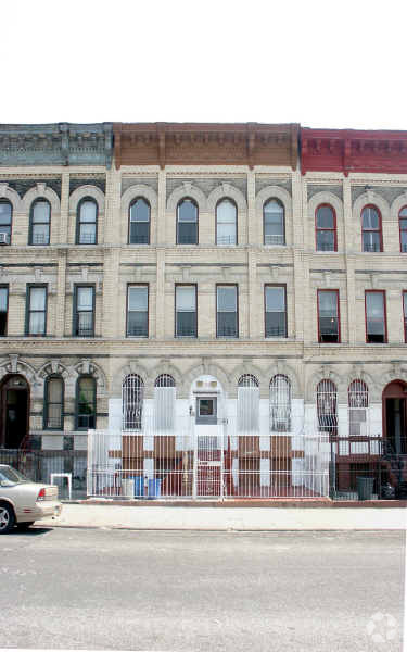 Foto principal - 162 Pulaski St