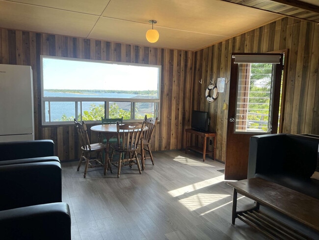 Photo du bâtiment - 100 Sand Bay Rd