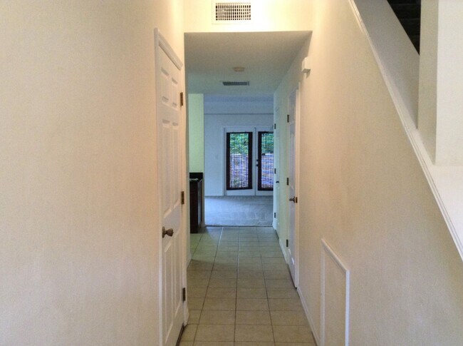 Foto del edificio - Spacious 2BR/2.5BA Townhome in Mallorca Sq...