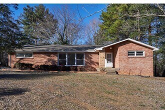 Building Photo - 512 S Pawnee Dr