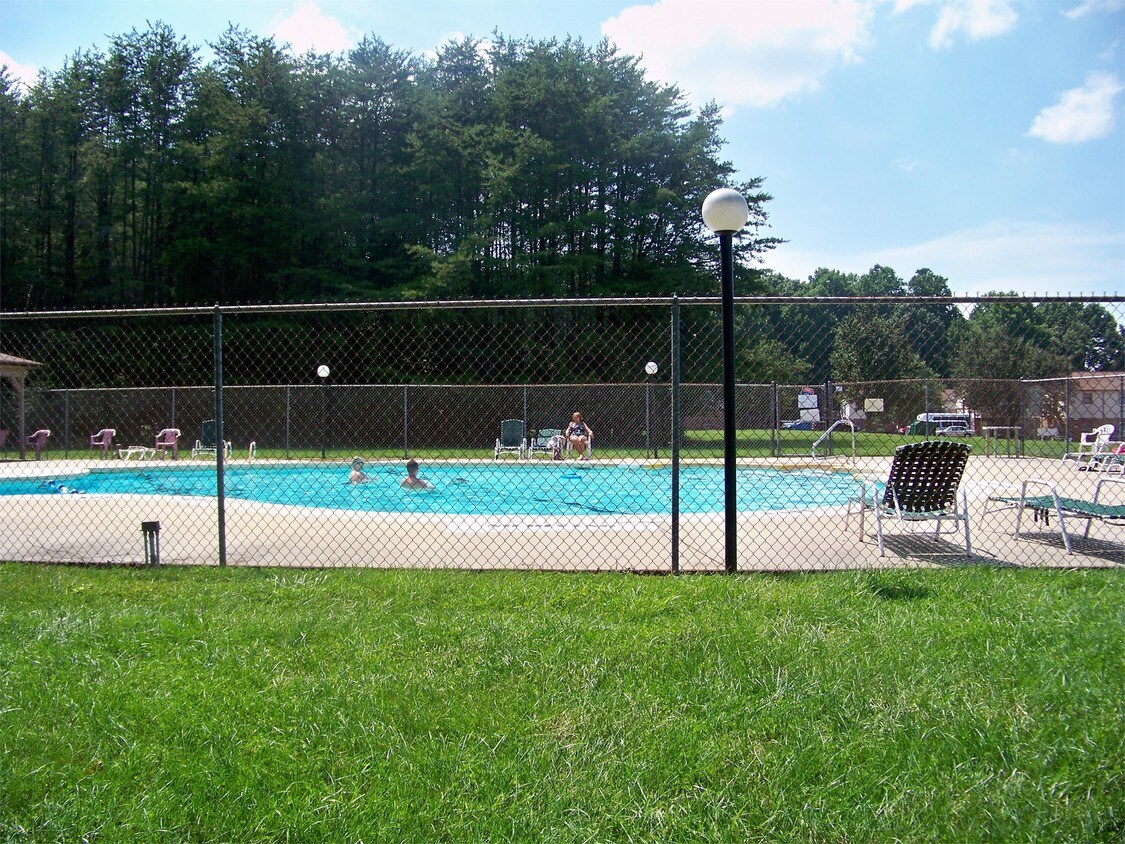 Foto del edificio - 1512 Forest Knolls Cir SE