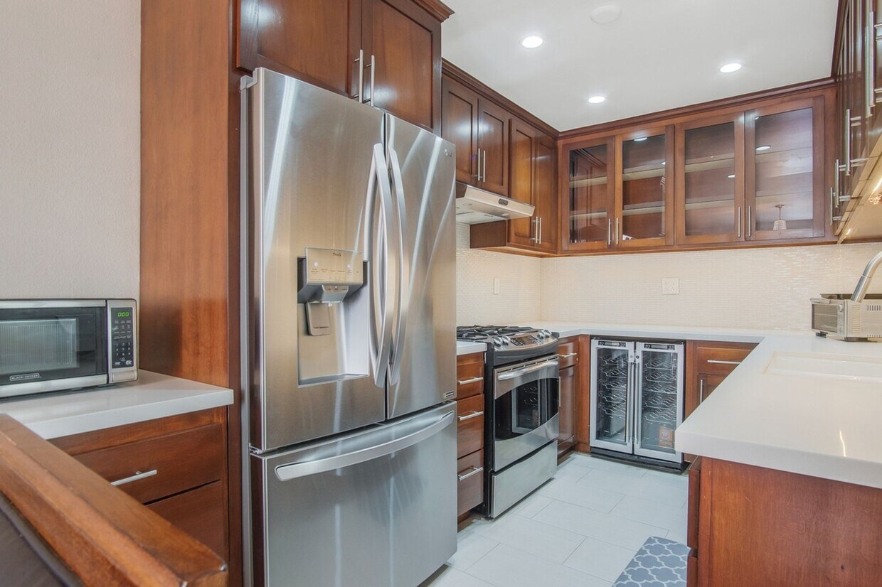 Foto principal - Renovated three-bedroom, three-bath 2-stor...