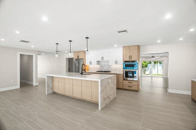 Building Photo - 5496 NE 22nd Ave