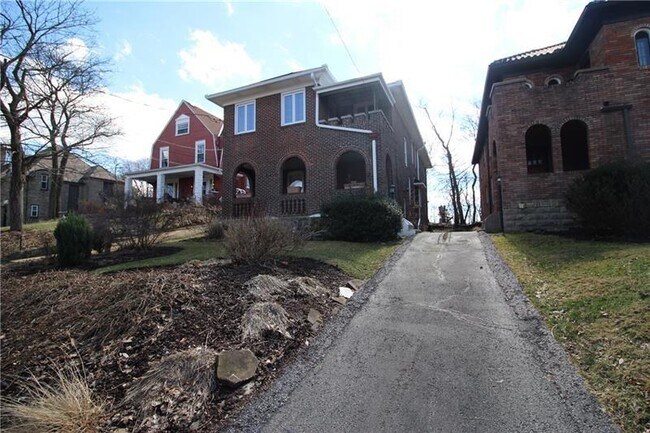 Building Photo - 1872 Shaw Ave