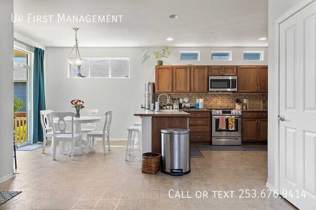 Building Photo - 4 Bedroom Single Family Home in a Great Ne...