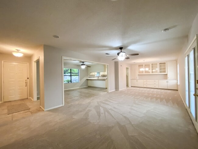 Building Photo - 610 Creek Dr