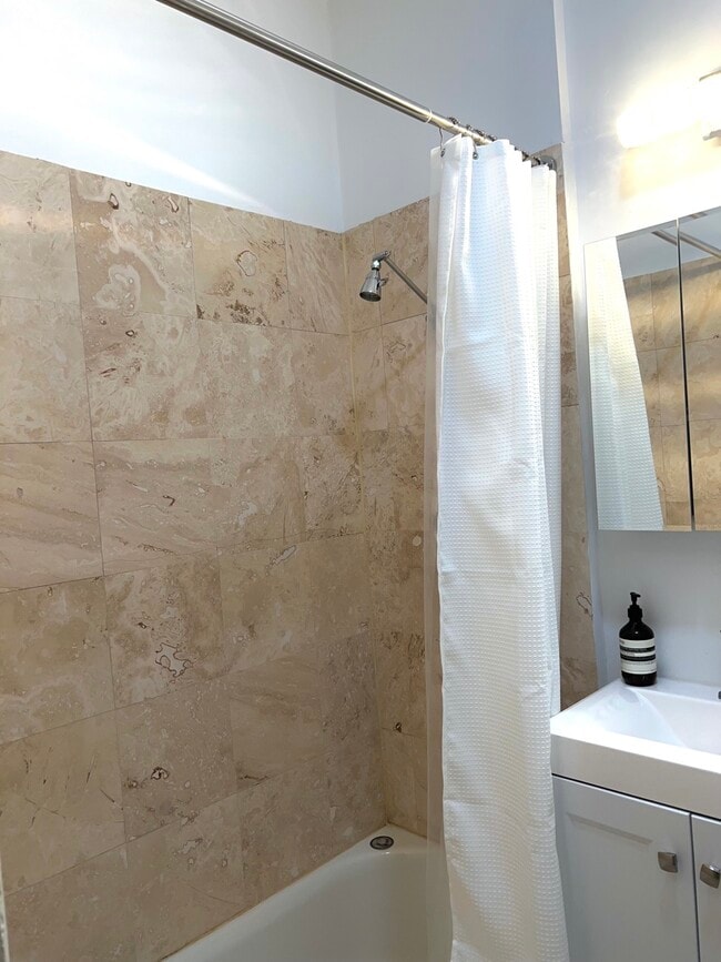 Building Photo - 54 Gainsborough St