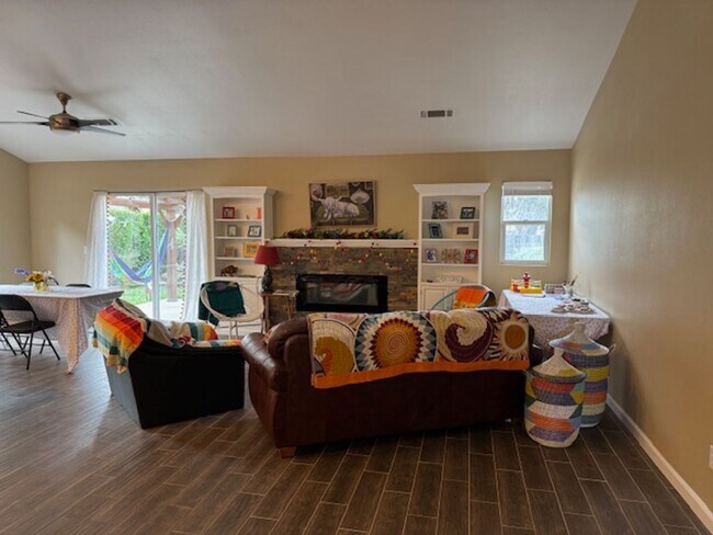 Foto del edificio - 541 Fairchild Ln