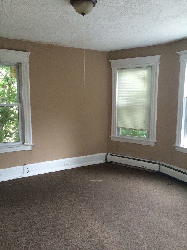 Building Photo - 173 Easton Ave