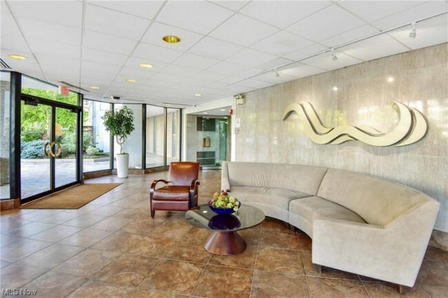 Foto del edificio - 12700 Lake Ave