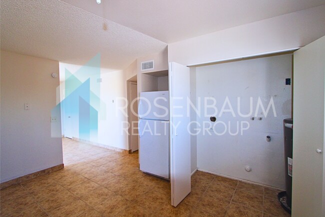 Foto del edificio - 4 plex apt with 2 beds and a bath, spaciou...