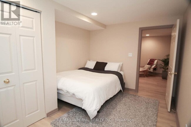 Building Photo - 249 Thornway Ave