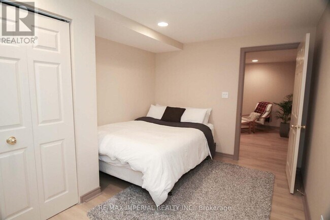 Photo du bâtiment - 249 Thornway Ave