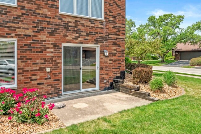 Building Photo - 8923 Clearview Dr