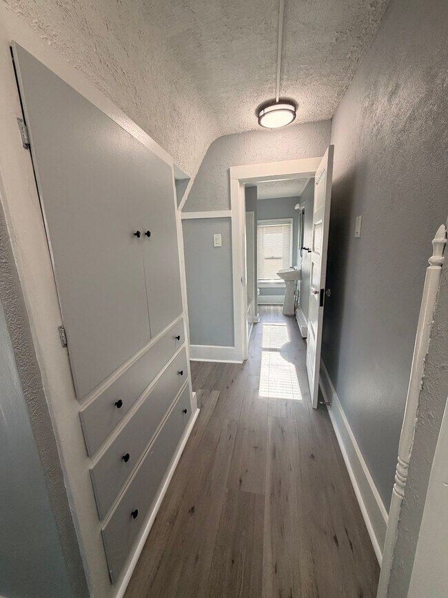 Foto del edificio - 2 bedroom available for a move right away!
