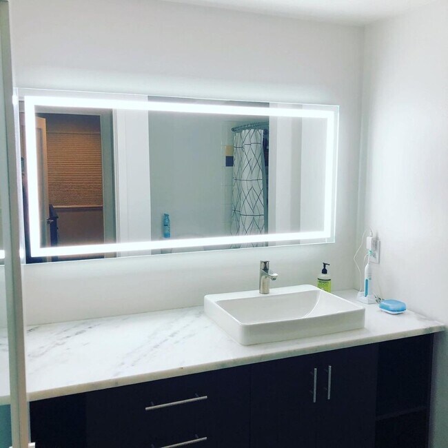 Foto del edificio - Updated Condo across from Magnuson Park!