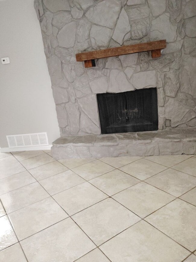 Building Photo - 412 Hollandale Cir