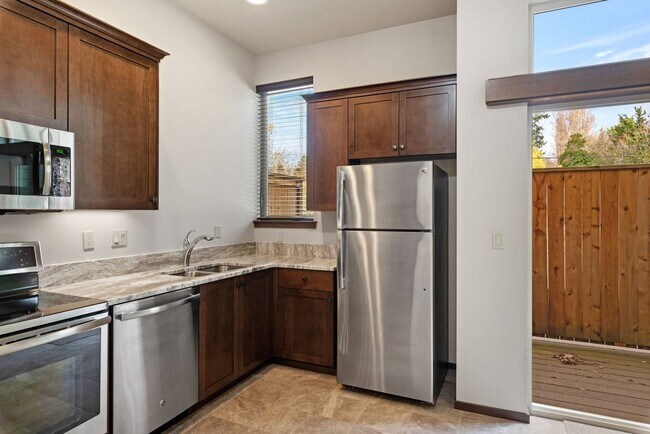 Foto del edificio - 180 Madrona Way NE