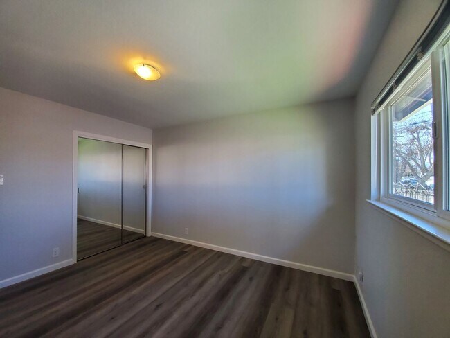 Building Photo - Remodeled 2 bedrom duplex centrally locate...