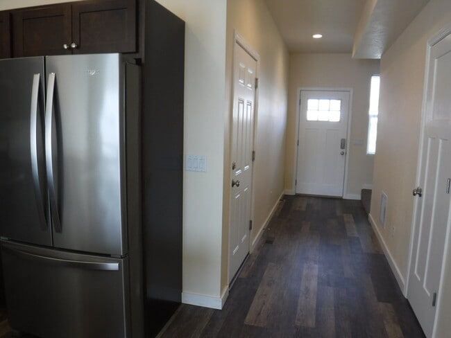 Building Photo - Newer side by side duplex