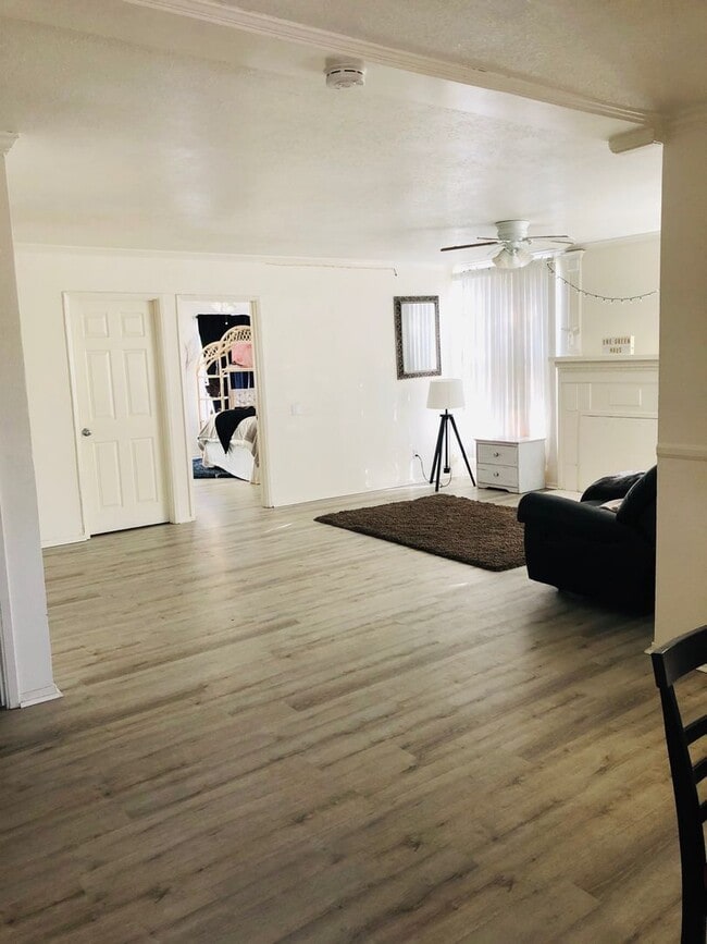 Building Photo - 6 Bedroom 3 Bathroom House  8 ppl MAX