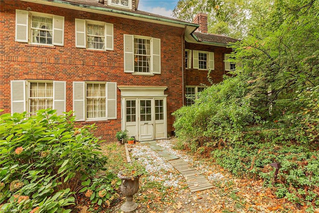 283 Corning Dr Unit 3, Bratenahl, OH 44108 Room for Rent in Bratenahl