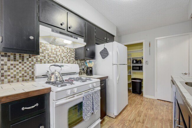 Cocina con estufa de gas - 501 Wolverton Dr