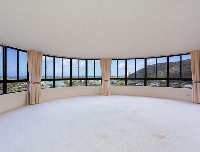 Foto del edificio - 2 Bedroom Corner Unit with 2 Side-by-Side Covered Parking Stalls in Hawaii Kai