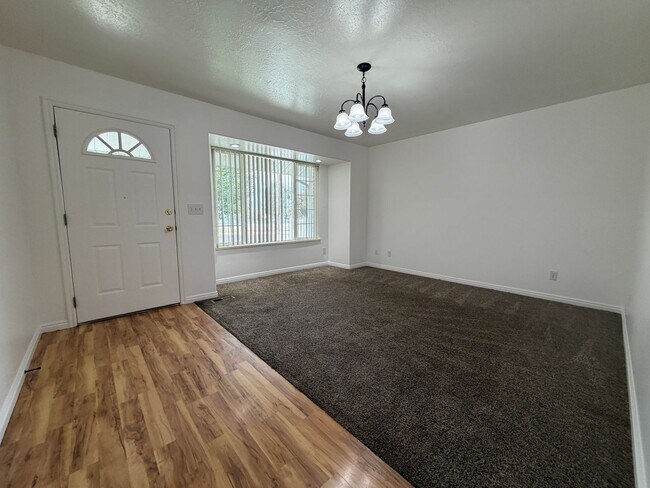 Foto del edificio - Welcome to this Two-Bedroom Duplex in Santaquin, UT