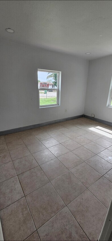 Foto del edificio - 710 Sultan Ave