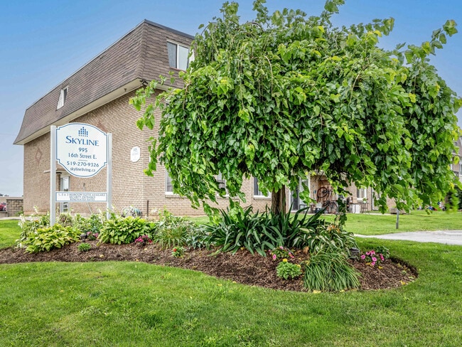Photo du bâtiment - 16th Street Apartments