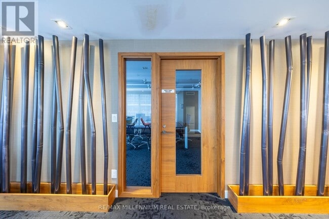 Photo du bâtiment - 72 Esther Shiner Blvd