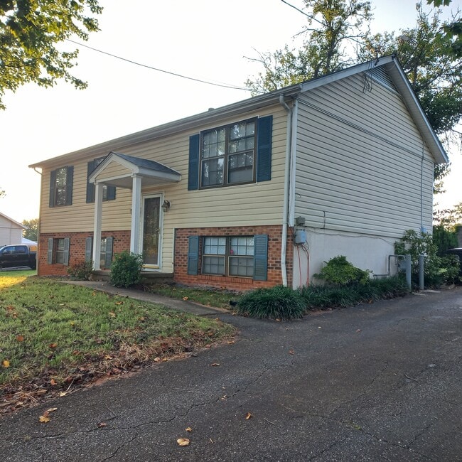 Building Photo - 1028 Long Meadows Dr