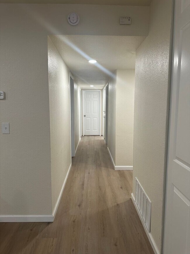 Building Photo - 4 Bedroom 2 Bath