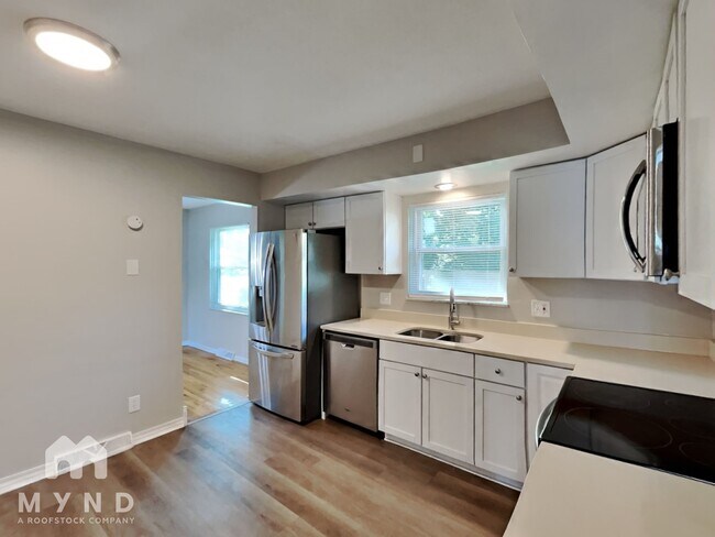 Building Photo - 5621 Oakmont Dr