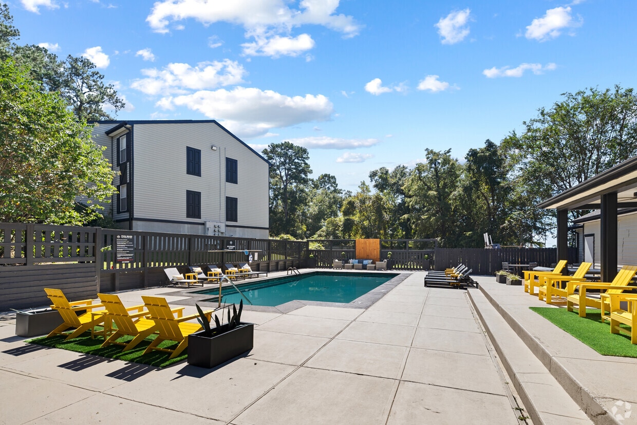 Building Photo - Alexis Chase - Pool