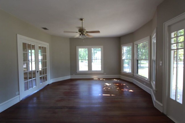 Building Photo - 1706 Pecan St