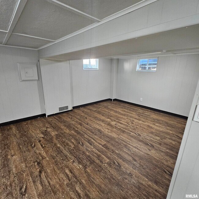 Building Photo - 909 St Julian St