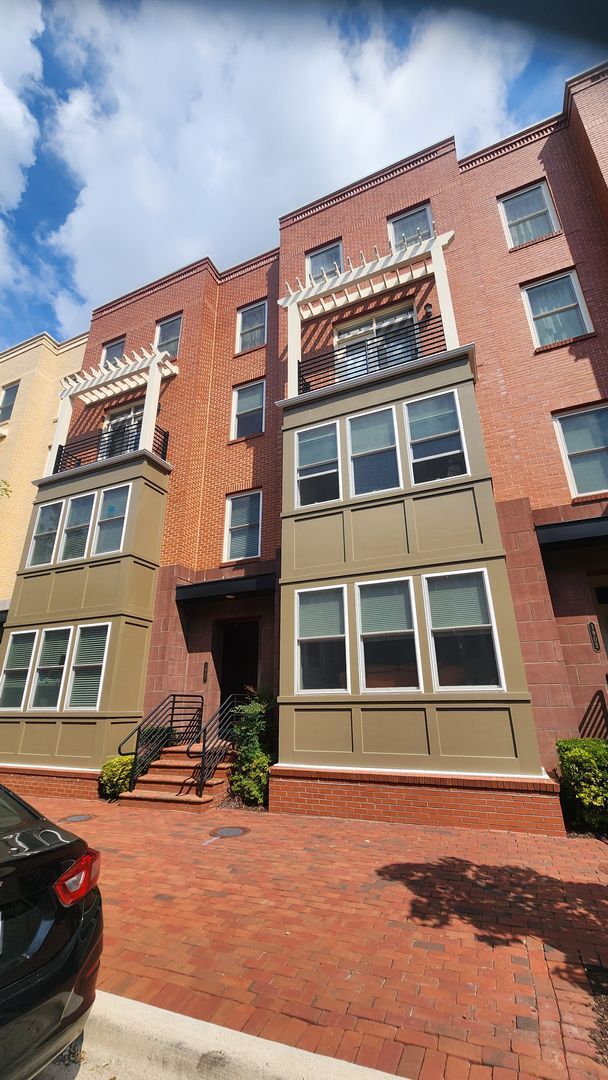 3 BR Plus Den and Garage in Potomac Yard! - 3 BR Plus Den and Garage in Potomac Yard! Townhome