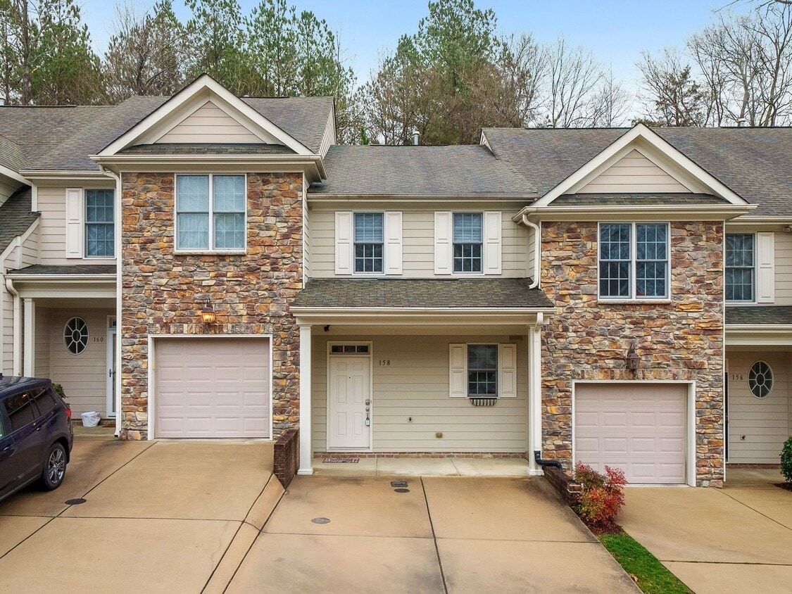 Primary Photo - Move-In-Ready 2 Bed 2.5 Ba Townhome In Pic...