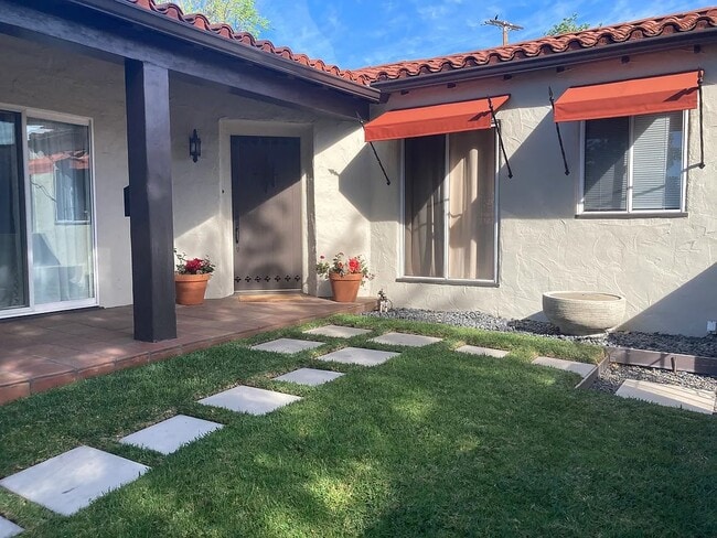 Courtyard with Fountain - 2207 E Mountain St